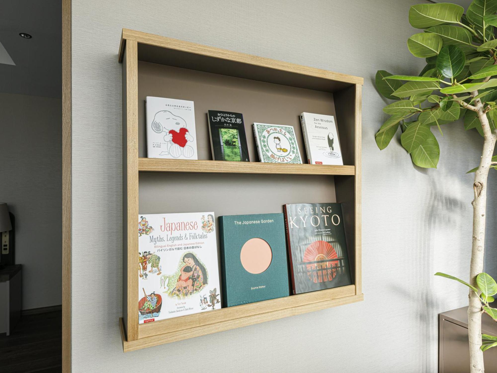 กู๊ด เนเจอร์ โฮเต็ล เกียวโต Hotel ห้อง รูปภาพ A wall-mounted bookshelf